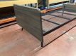 eenpersoons bedframe met metalen lattenbodem