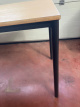 Vergadertafel met zwarte stalen poten